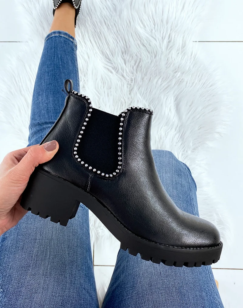 Chelsea boots noires à talon et semelle crantée et perles
