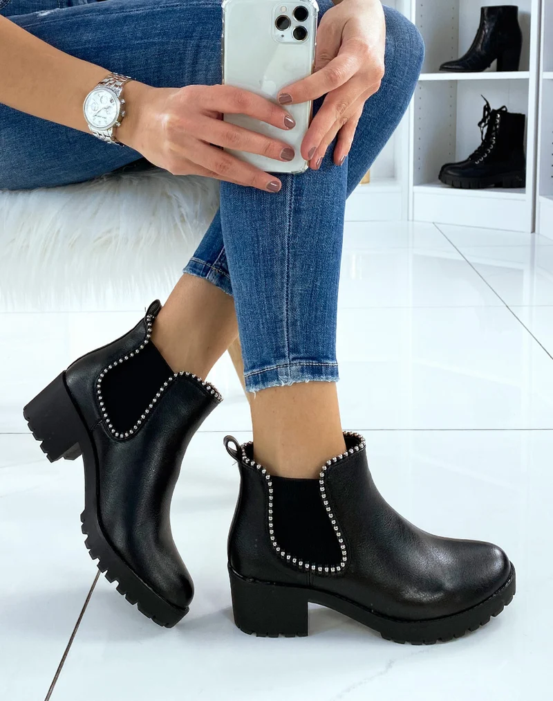 Chelsea boots noires à talon et semelle crantée et perles