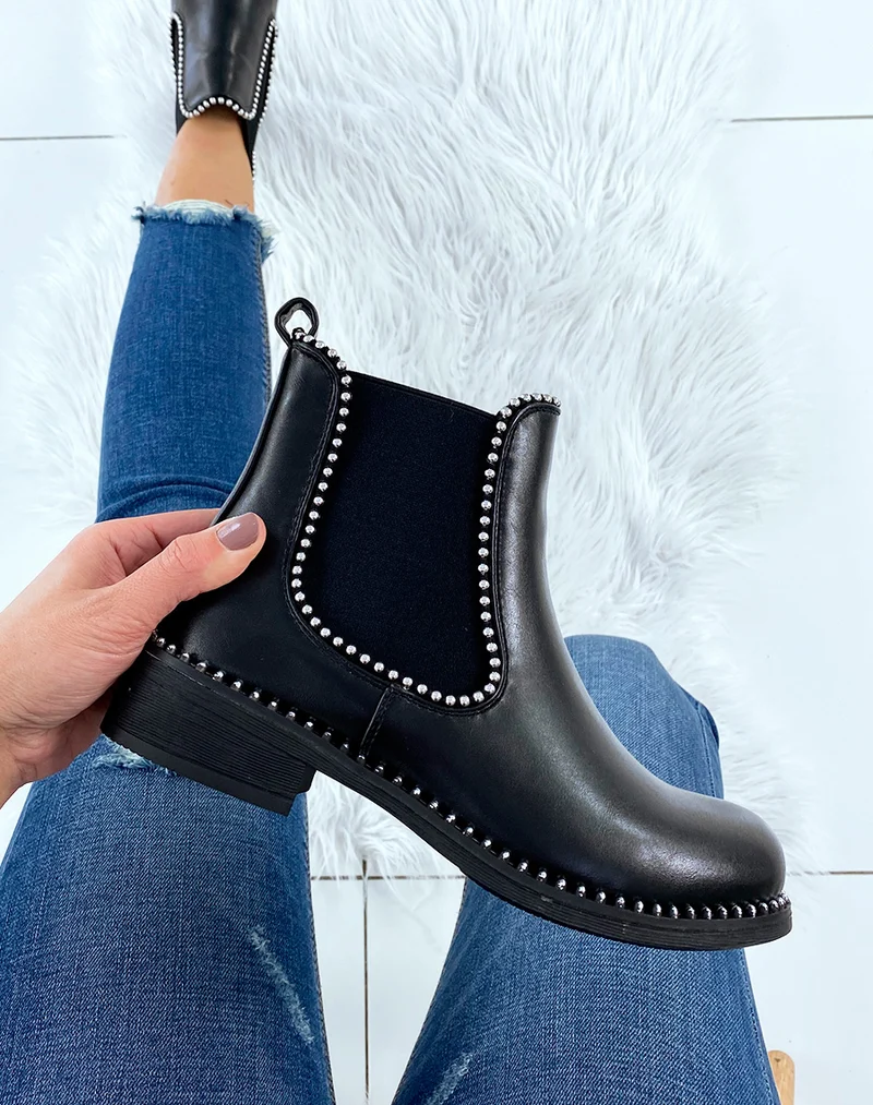 Chelsea boots noires ornées de perles argentées