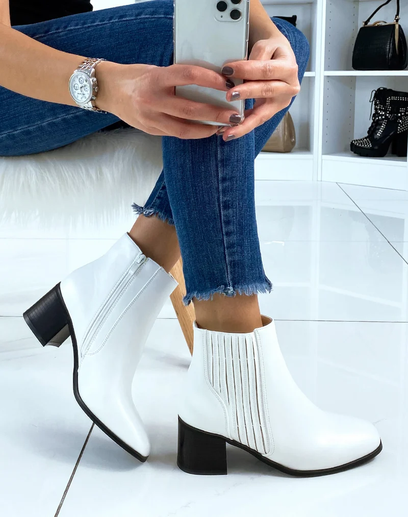 Bottines blanches à talon noir à bout carré