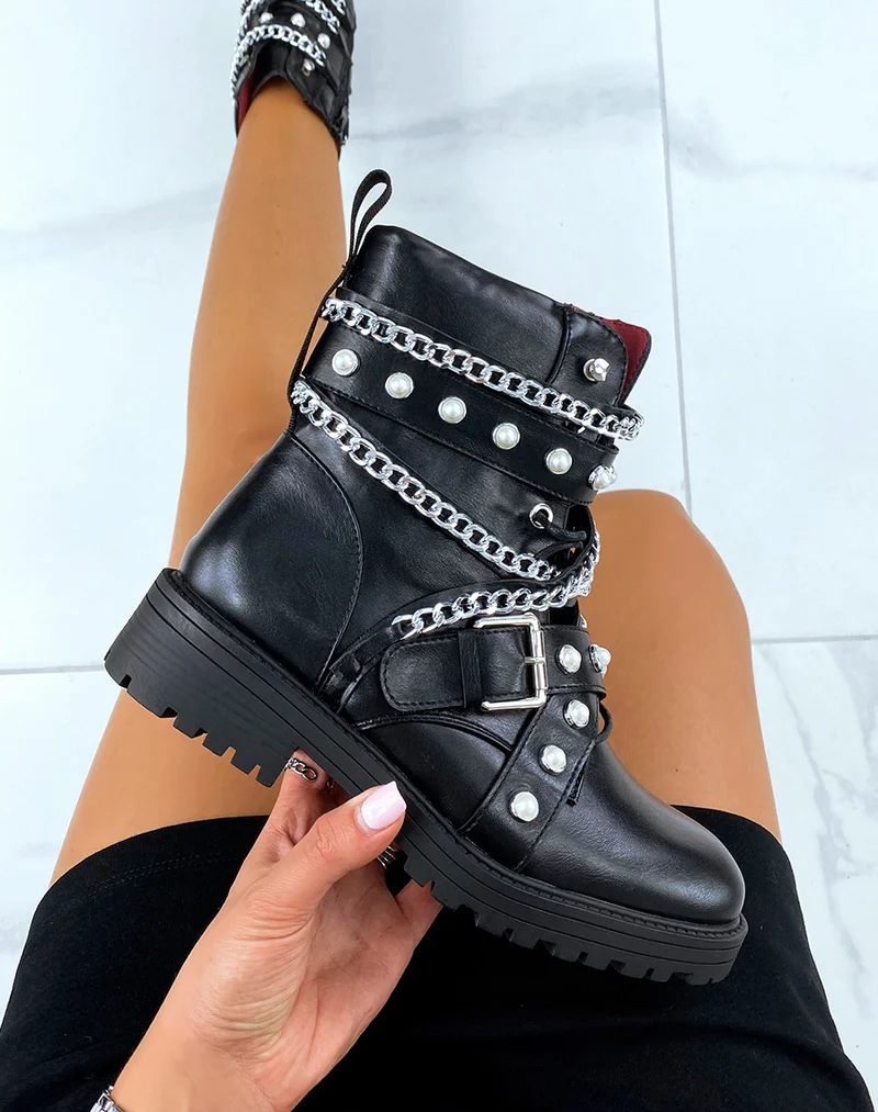 Bottines noires montantes cloutées et perlées à chaines argentées