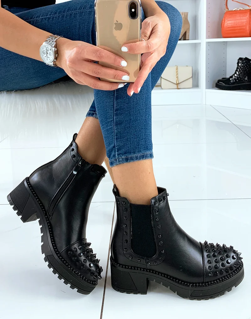 Chelsea boots noire à effet lisse ajouré de clous noirs