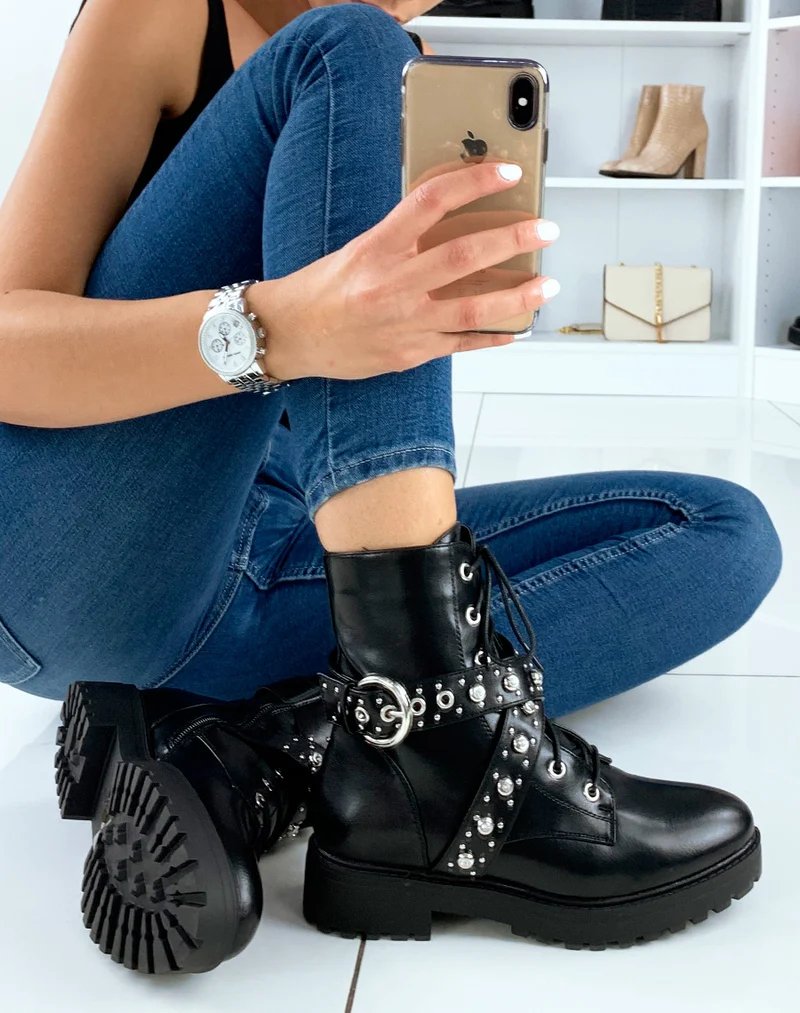 Bottines montantes noires à lanières cloutées