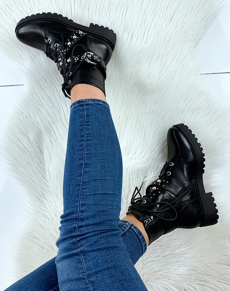 Bottines montantes noires à lanières cloutées