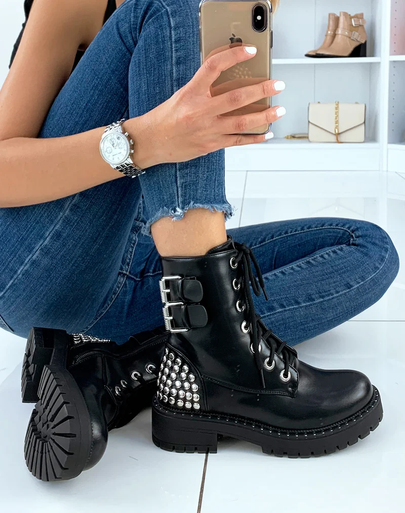 Bottines montantes noires ornées de clous argentés