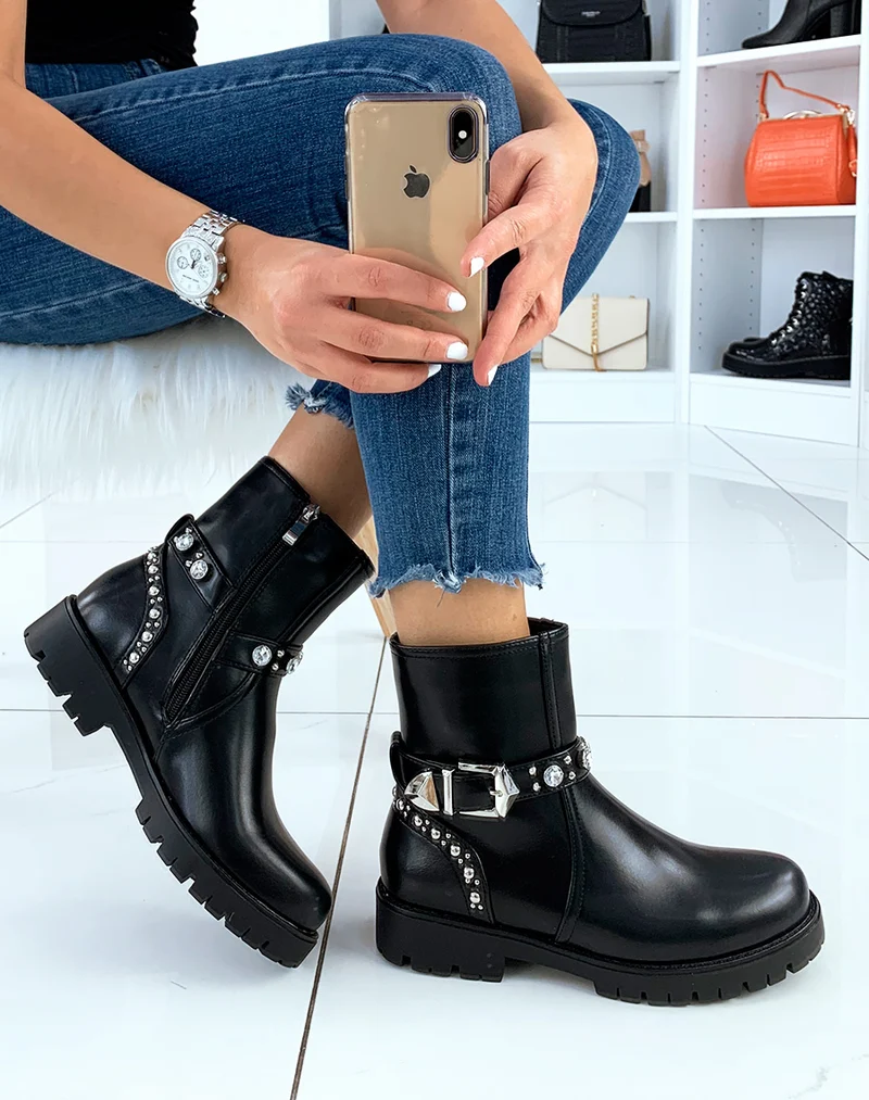 Bottines basses noires à lanière cloutée