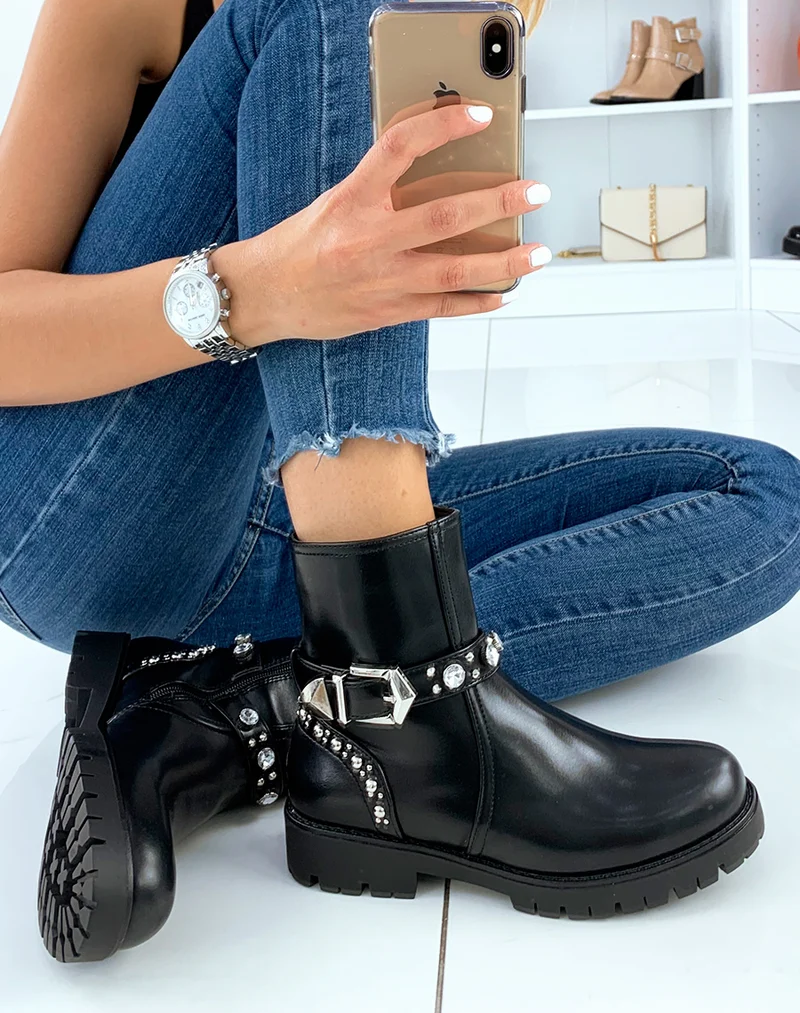 Bottines basses noires à lanière cloutée