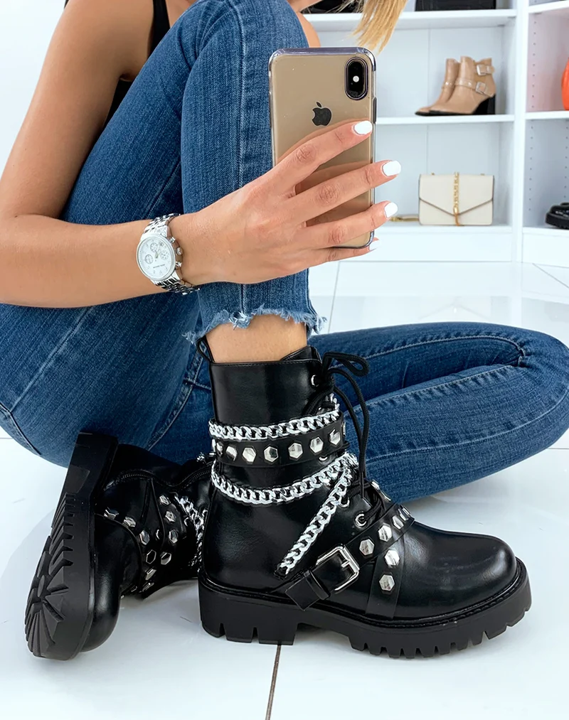 Bottines montantes noires ornées de chaines et de clous