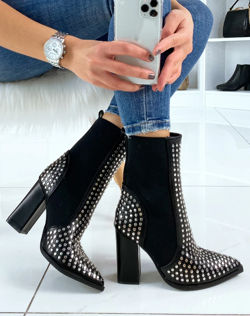 Bottines à talon noires ornées de clous