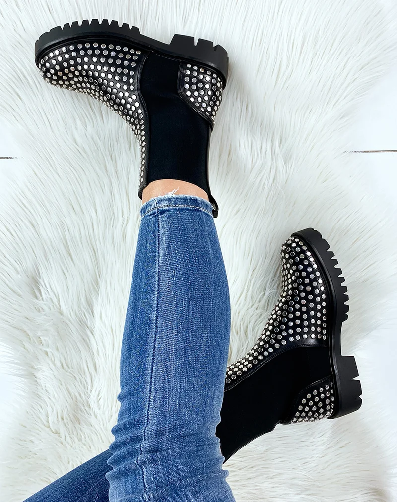 Bottines noires ornées de clous