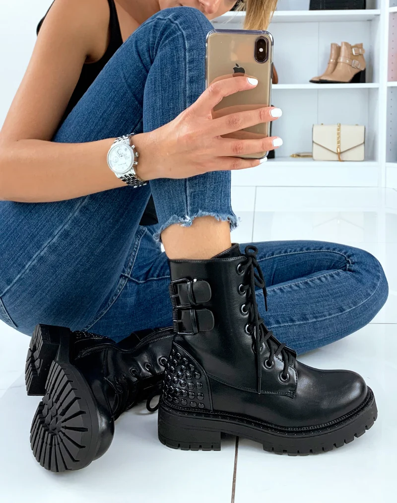 Bottines montantes noires ornées de clous noirs