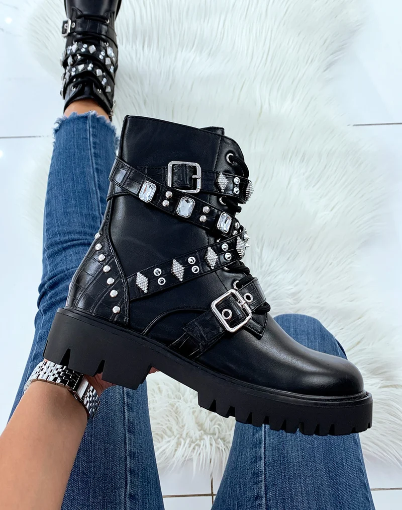 Bottines montantes noires ornées de lanières cloutées