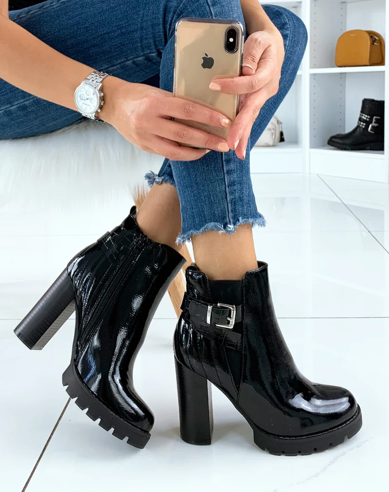 Bottines à talon noires vernies à lanière
