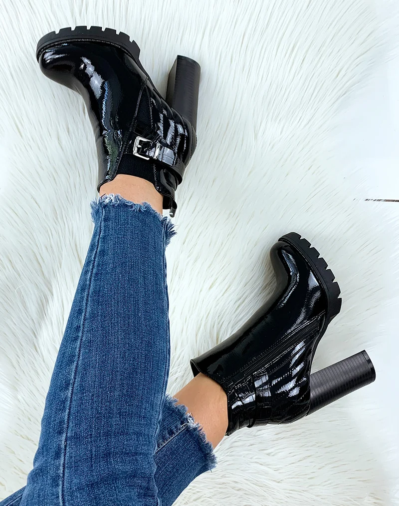 Bottines à talon noires vernies à lanière