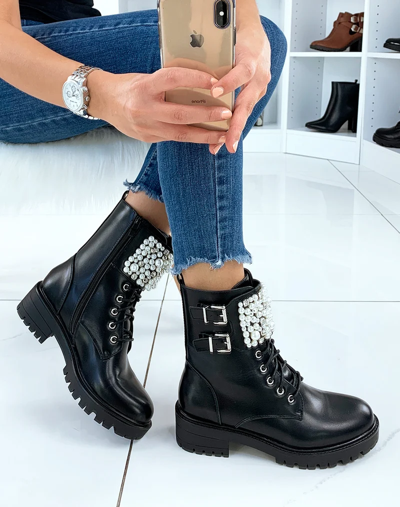 Bottines noires ornées de multiples perles