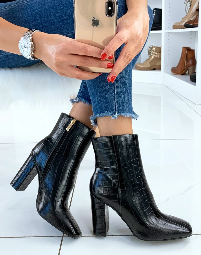 Bottines à talon noires effet croco à bout carré
