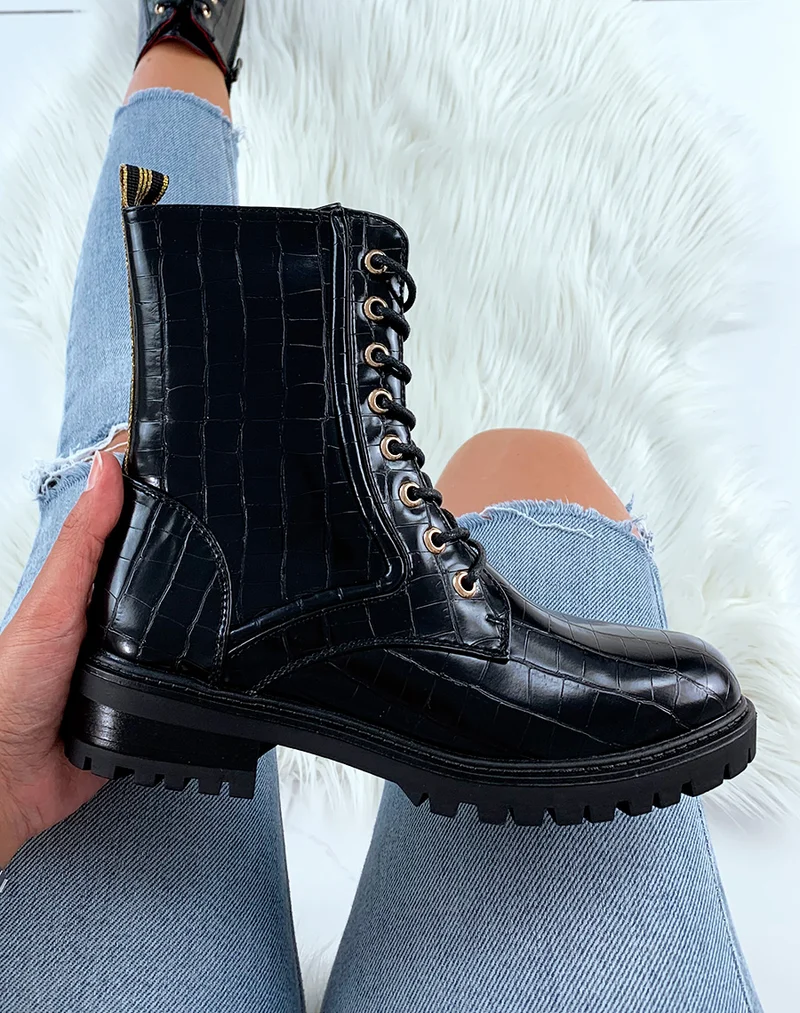 Bottines noir mat effet croco et à œillets