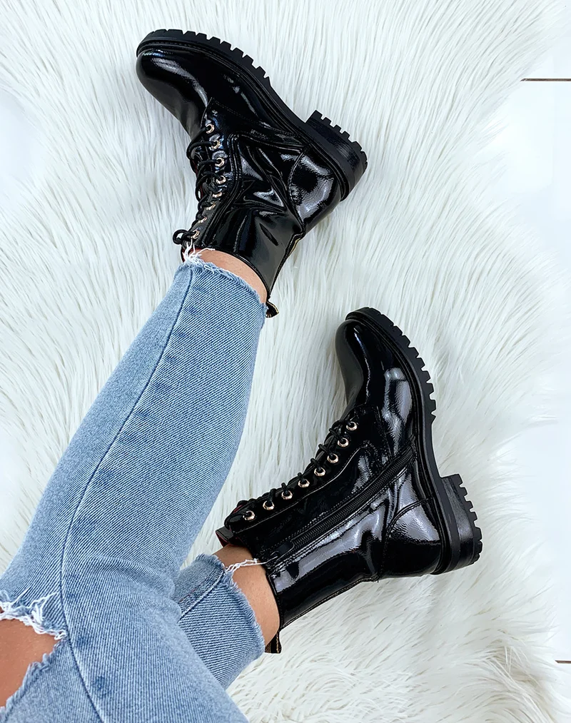 Bottines noires vernis à œillets