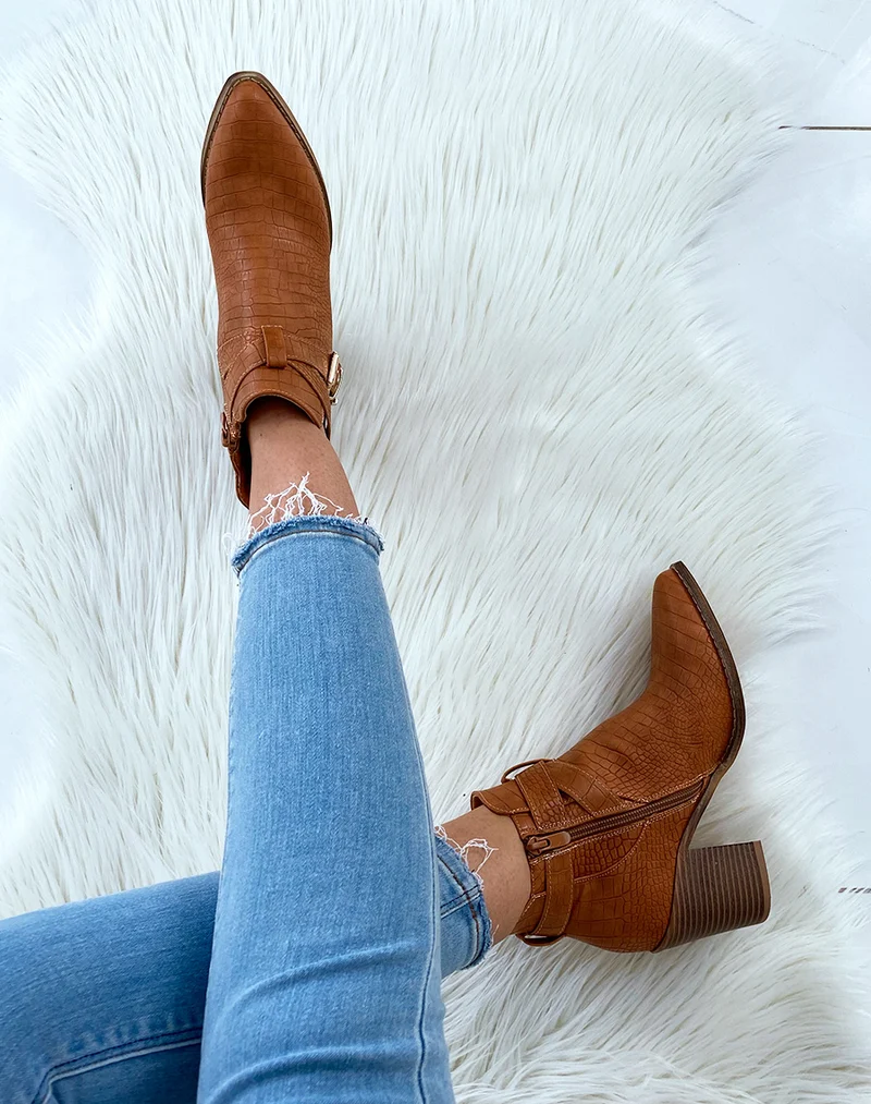 Bottines ajourées camel effet croco à talons