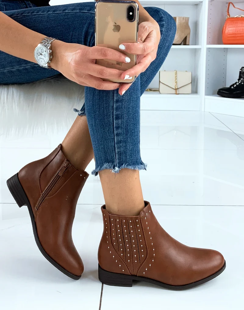 Bottines camel basses ornées de clous