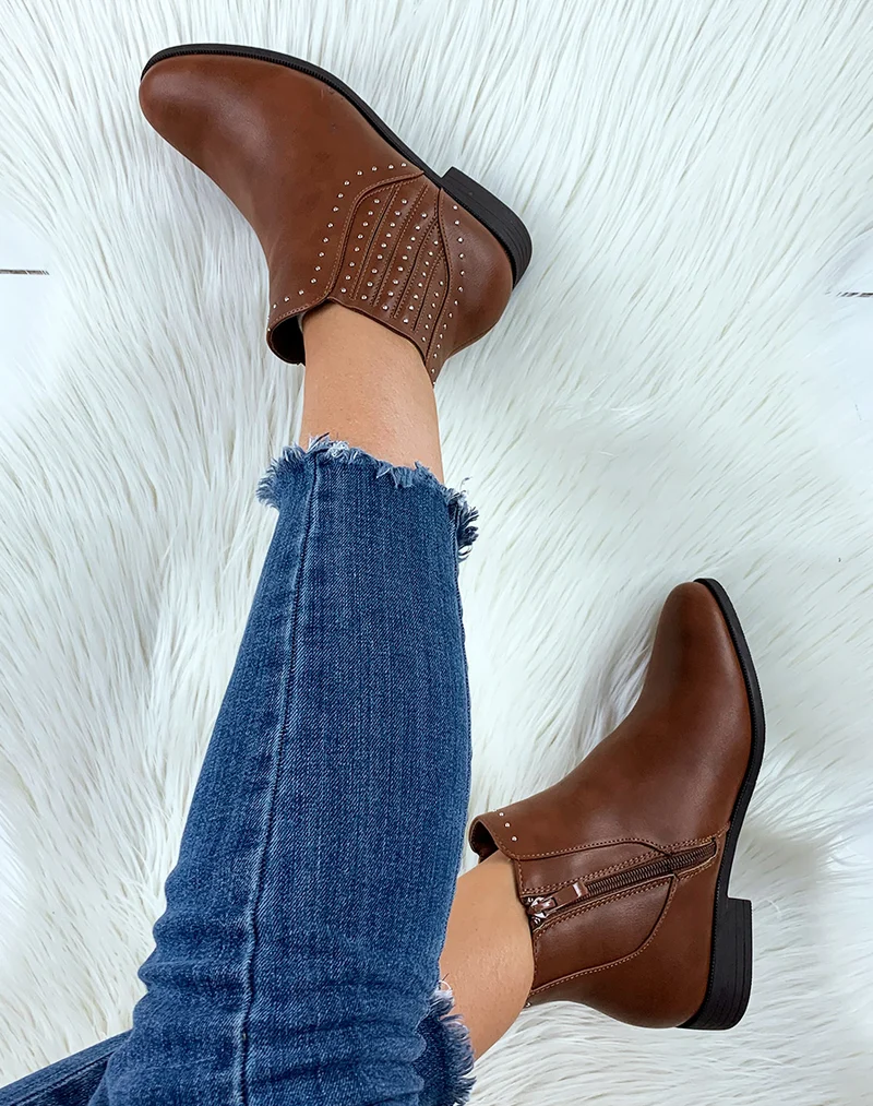 Bottines camel basses ornées de clous