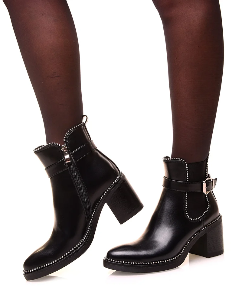 Bottines noires à talons ajourées de clous