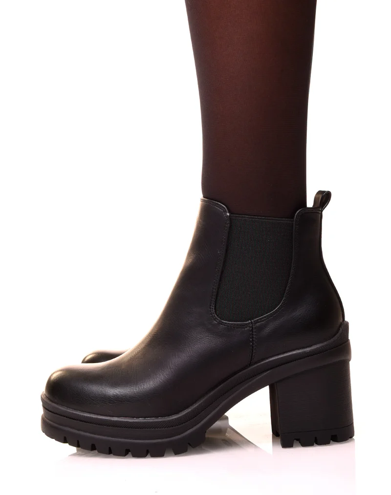 Bottines noires à talons et à lacets