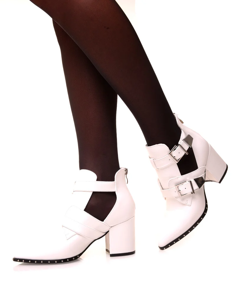 Bottines blanches à talons ajourées de sangles