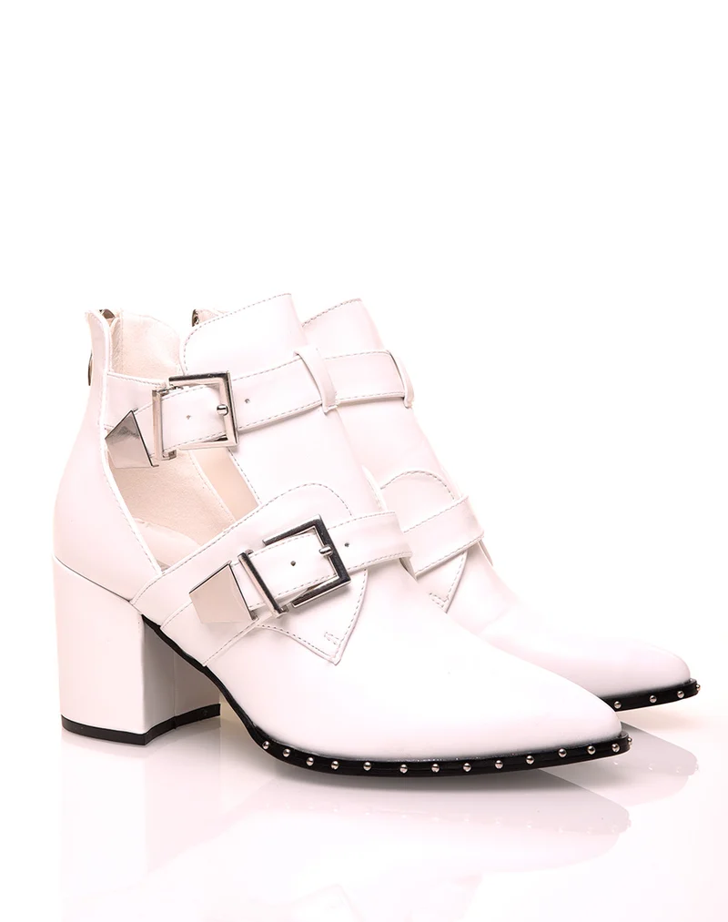 Bottines blanches à talons ajourées de sangles