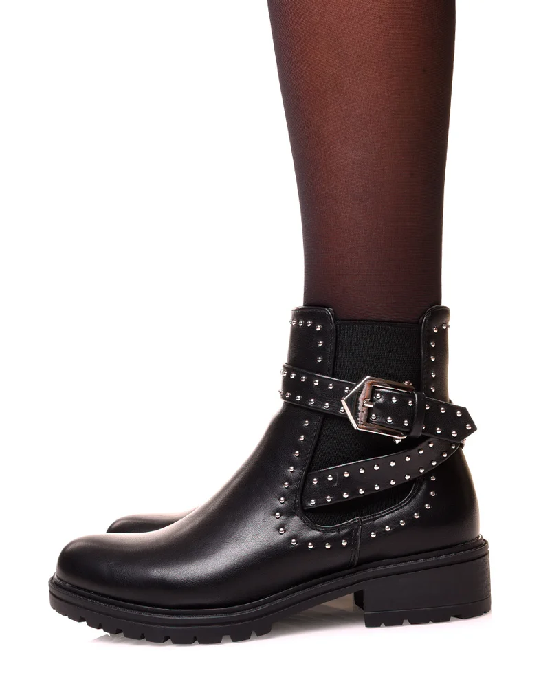 Bottines noires ajourées d’une sangle et de clous