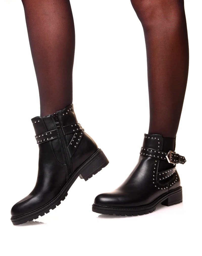 Bottines noires ajourées d’une sangle et de clous