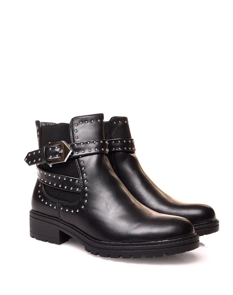 Bottines noires ajourées d’une sangle et de clous