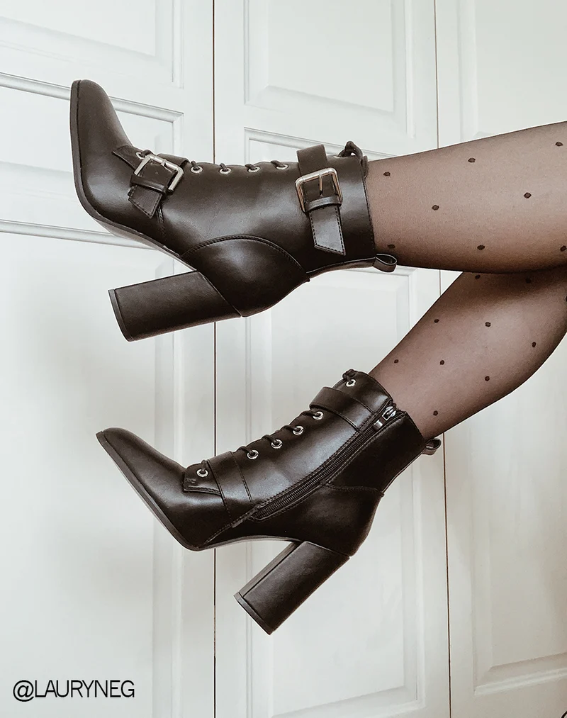 Bottines noires à talons et à lacets