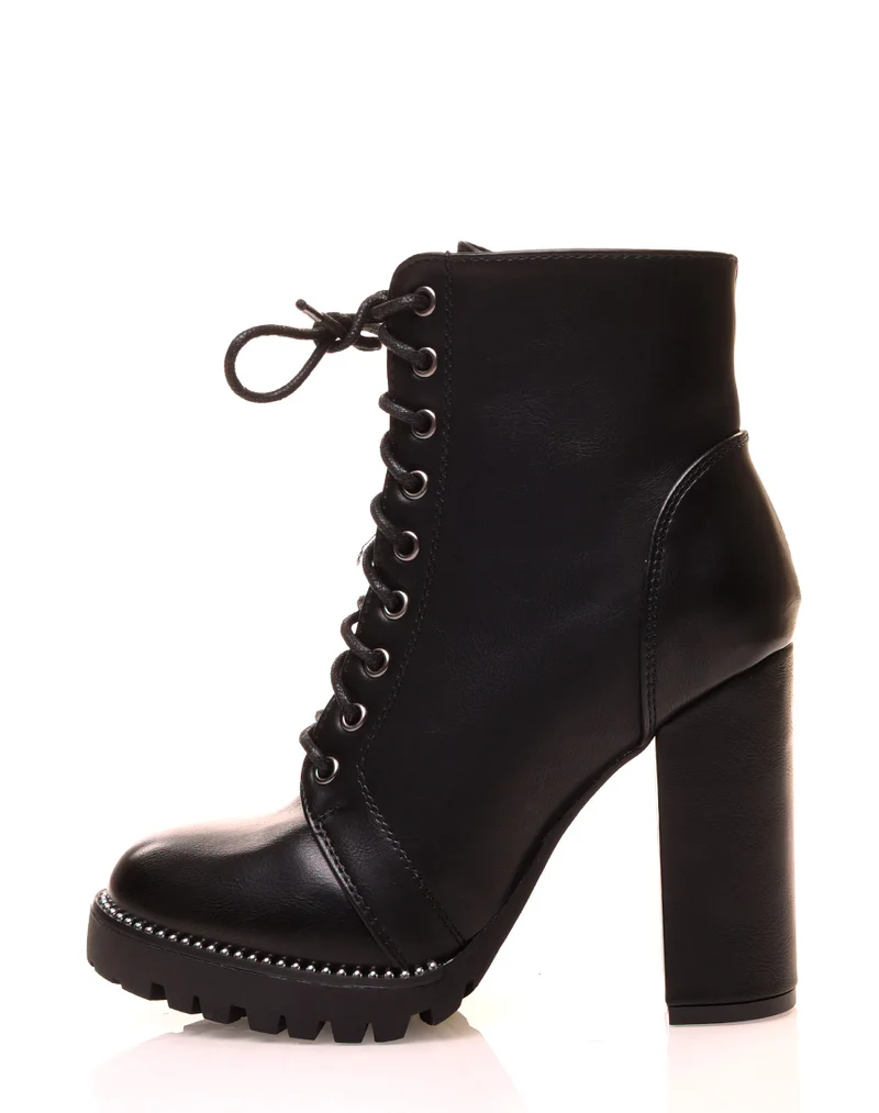 Bottines noires à talons et à détails perles