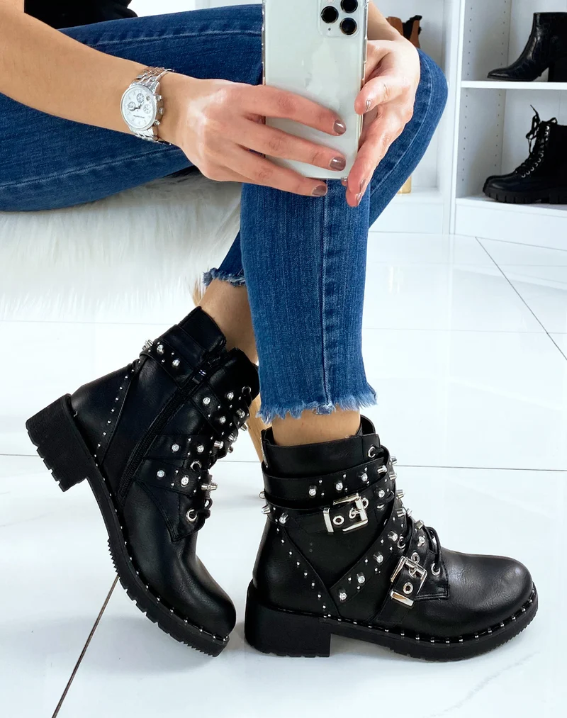 Bottines noires à lacets et multiples sangles décorées
