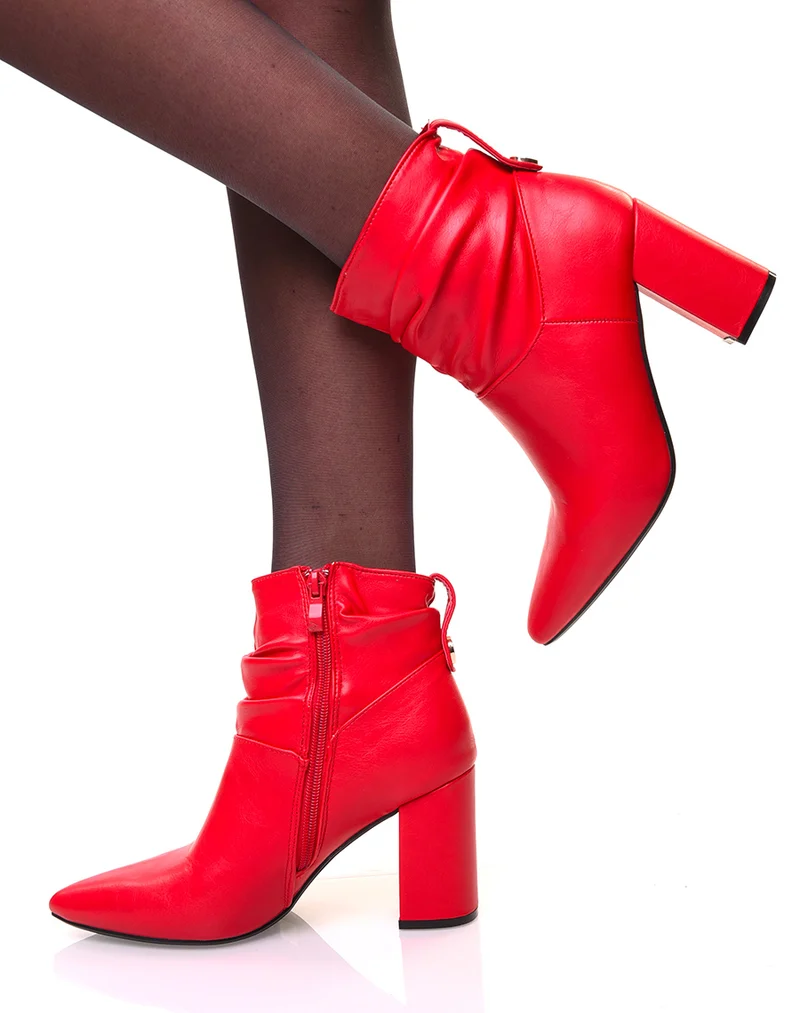Bottines rouges à talons carrés et bouts pointus effet plissé