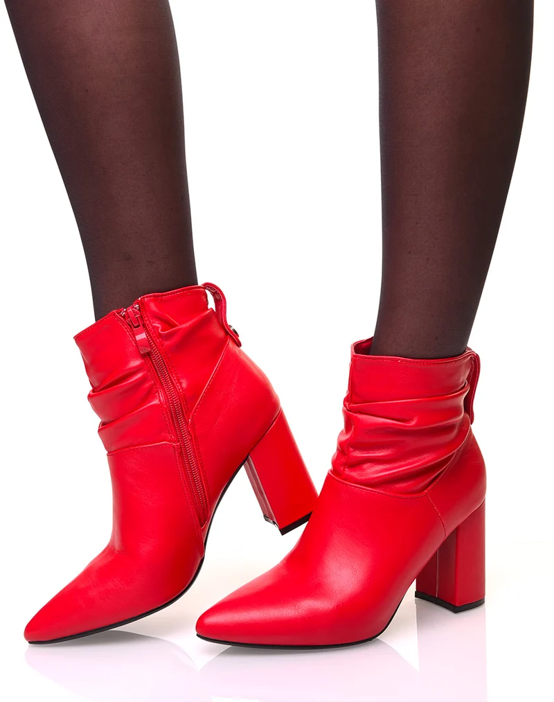Bottines rouges à talons carrés et bouts pointus effet plissé
