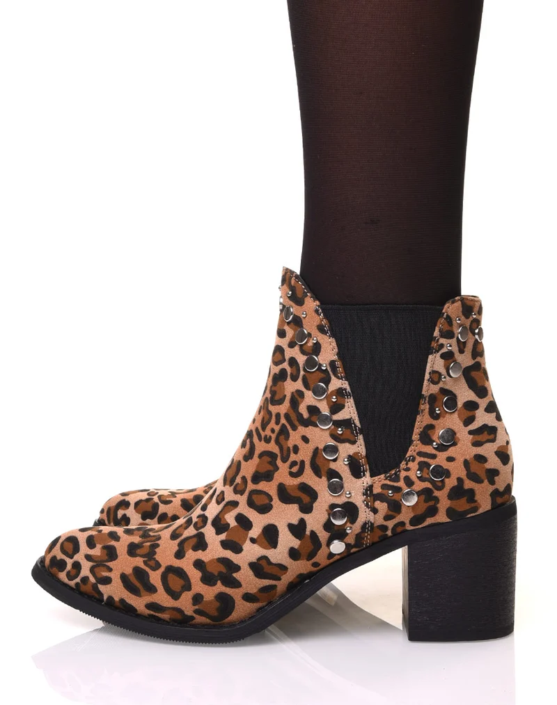 Bottines à talon aux motifs leopard et détails cloutés