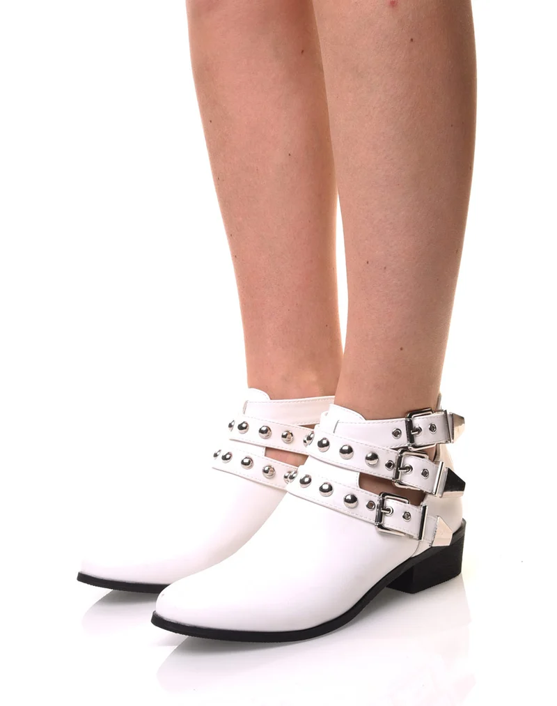 Bottines blanches plates différentes lanières cloutés