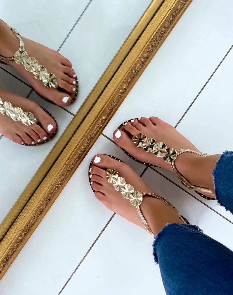Nu-pieds dorés à quadruple bijoux dorés