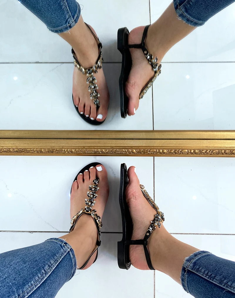 Nu-pieds noirs à bijoux