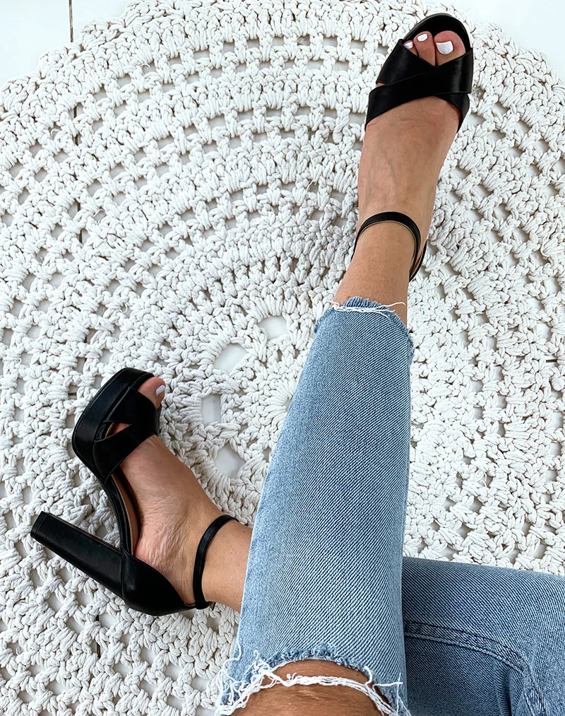 Sandales noir mat à talon carré et à plateforme