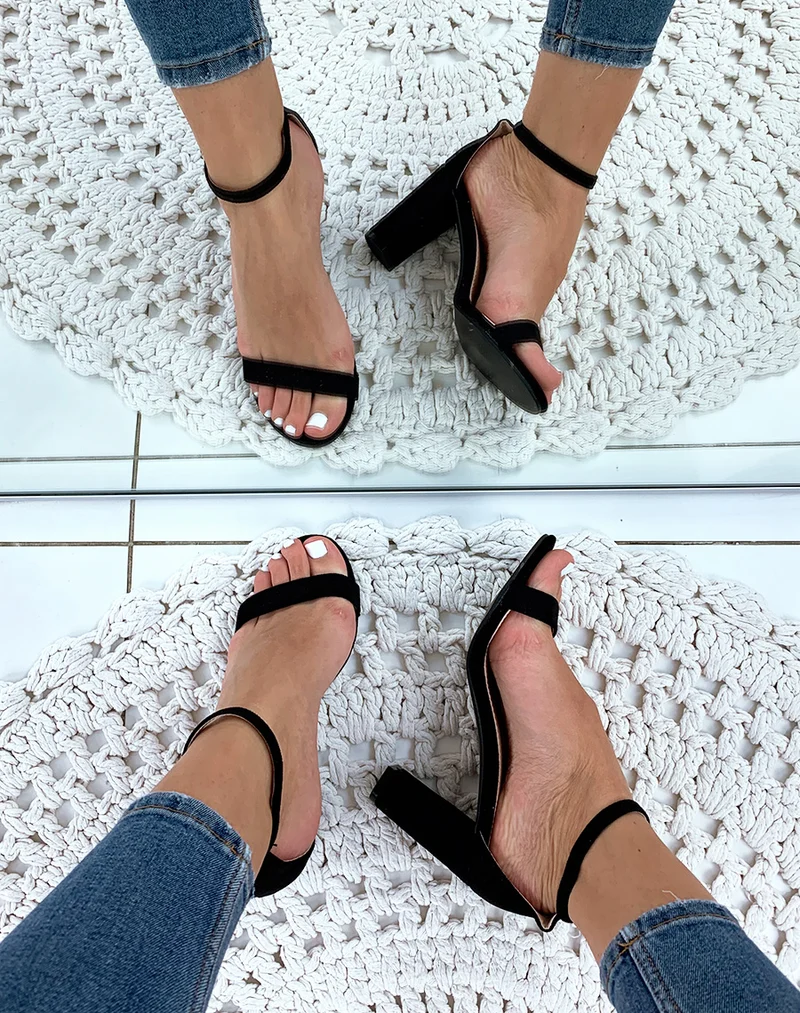 Sandales en suédine noires à talons carrés