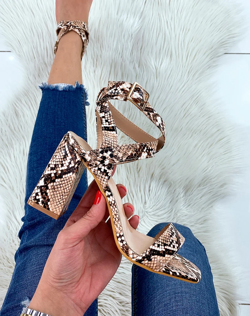 Sandales à talon effet python et brides croisées