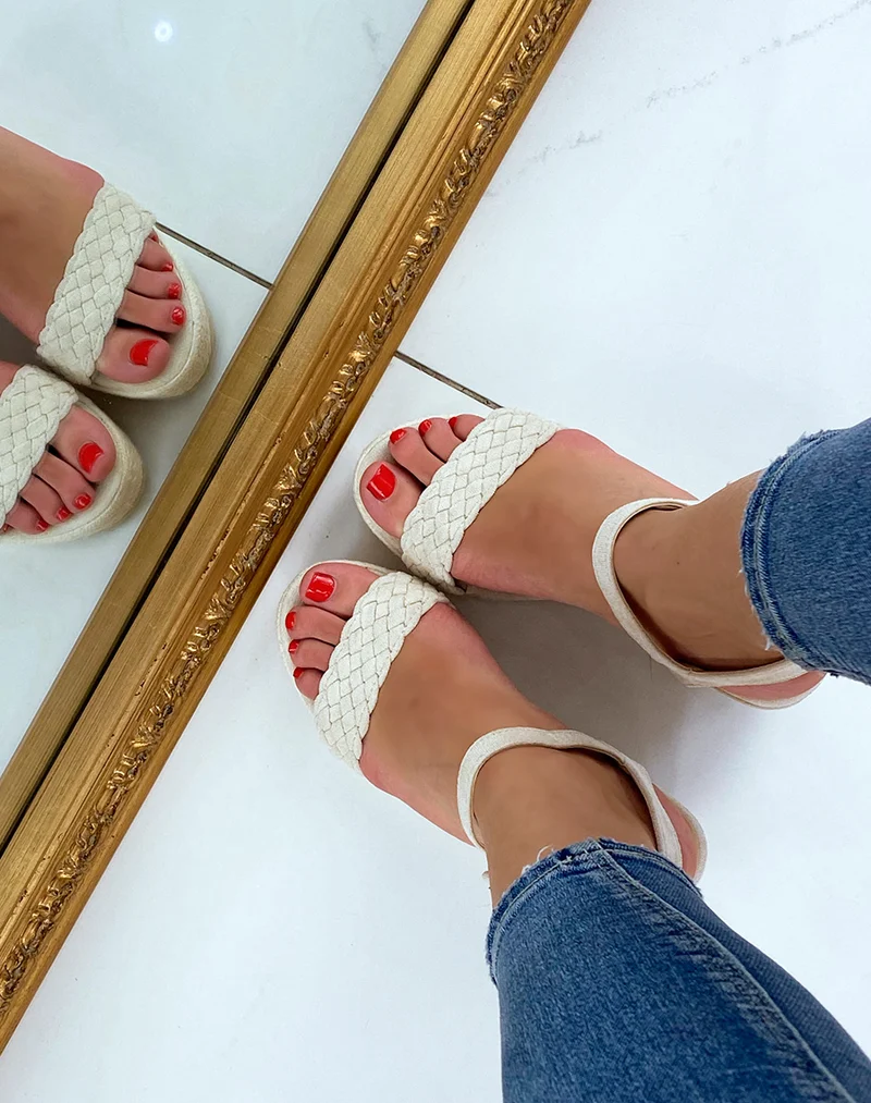 Compensées en suédine beige à bride tressée
