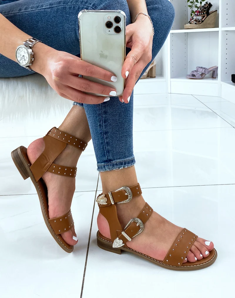 Nu-pieds camel à détails cloutés