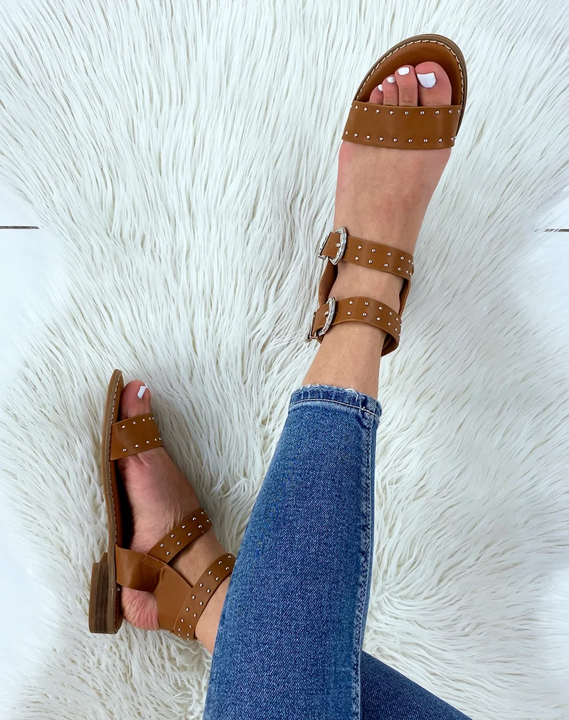 Nu-pieds camel à détails cloutés