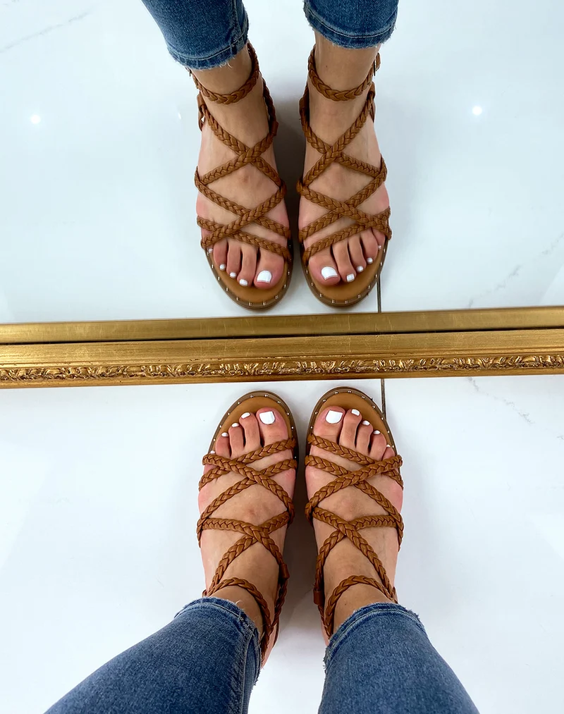 Nu-pieds camel avec multiples brides tressées