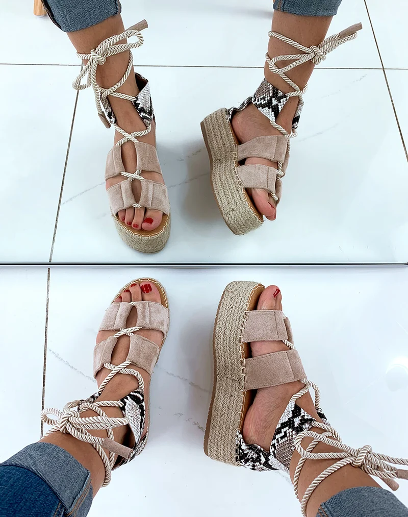 Espadrilles compensées beige en suédine avec lacets en corde épaisse