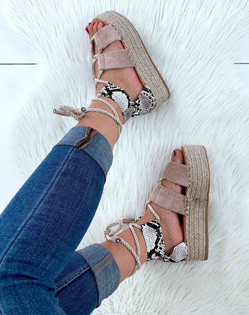 Espadrilles compensées beige en suédine avec lacets en corde épaisse
